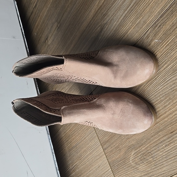 Vince Camuto Frasitta Leather Cut Out Wooden Stack Heel Booties - Picture 4 of 8